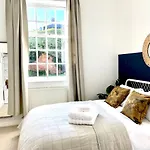 Am Living - Cheltenham Town Centre - St Georges Square