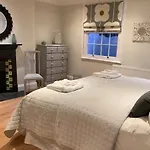 Luxury Refurbished 2 Bedroom Regency Apartment