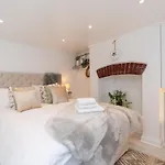 Central Apartment - With Patio And Sofa Bed!