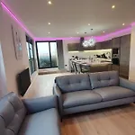 Central Penthouse With Hot Tub & Views 24 Cheltenham