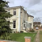 Luxury Refurbished 2 Bedroom Regency Apartment