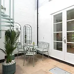 Stunning 2 Bed Basement Flat In The Heart Of Cheltenham!