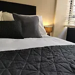 Axiom Apartment - Beautiful Stylish 2 Bed.