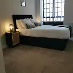 Axiom Apartment - Beautiful Stylish 2 Bed.