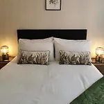 Axiom Apartment - Beautiful Stylish 2 Bed.
