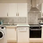 The Spitfire - Renovated 3-Bed House In Cheltenham, Sleeps 8