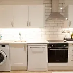 The Spitfire - Renovated 3-Bed House In Cheltenham, Sleeps 8