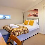 Pass The Keys Modern Townhouse With Secure Parking And Garden