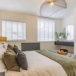St Marg\'S Hideaway; Grade II Listed Luxury Apartment In The Heart Of Cheltenham - Gateway To The Cotswolds! Sleeps 4 - Outdoor Seating And Free Private Parking!
