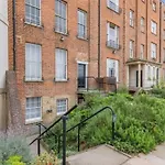 St Marg\'S Hideaway; Grade II Listed Luxury Apartment In The Heart Of Cheltenham - Gateway To The Cotswolds! Sleeps 4 - Outdoor Seating And Free Private Parking!
