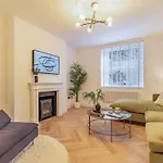 St Marg\'S Hideaway; Grade II Listed Luxury Apartment In The Heart Of Cheltenham - Gateway To The Cotswolds! Sleeps 4 - Outdoor Seating And Free Private Parking!