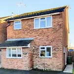 Cheerful 4-Bedroom Home In Cheltenham With Free Parking On Premises
