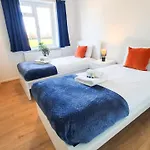 Cheerful 4-Bedroom Home In Cheltenham With Free Parking On Premises