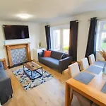 Cheerful 4-Bedroom Home In Cheltenham With Free Parking On Premises