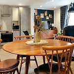Lansdown 2Br Old Coach House Near Town Centre - Retro Charm & Cozy Vibes By Suitely
