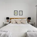Adorable, Inviting Town House!