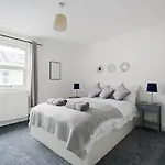 Adorable, Inviting Town House!