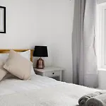 Adorable, Inviting Town House!