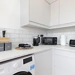 Beautifully Presented Newly Renovated City-Centre Apartment In Cheltenham