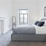 Modern 2 Bedroom Apartment In Central Cheltenham