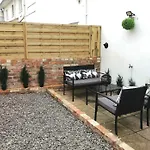 Lansdown 2Br Old Coach House Near Town Centre - Retro Charm & Cozy Vibes By Suitely