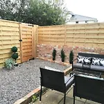 Lansdown 2Br Old Coach House Near Town Centre - Retro Charm & Cozy Vibes By Suitely