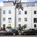 Elliot Oliver - Comfortable Five Bedroom Town Centre House With Garden & Garage