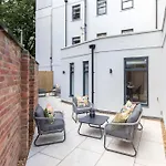 Elliot Oliver - Comfortable Five Bedroom Town Centre House With Garden & Garage