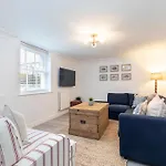 Beautiful 2-Bed 2 Bath Regency Flat With Parking