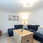 Beautiful 2-Bed 2 Bath Regency Flat With Parking