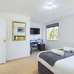 Signature Stays Accommodation - Cheltenham - Large 4 Bed House With Parking - Racecourse Accommodation