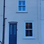 Town Centre House With Free Parking