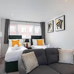 Private & Modern Studio Apartment Close To Town