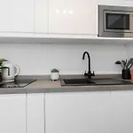 Private & Modern Studio Apartment Close To Town