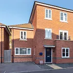 Private & Modern Studio Apartment Close To Town