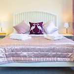 Central 2 Bed House W/ Garden And Free Parking!