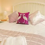Central 2 Bed House W/ Garden And Free Parking!
