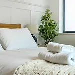 Central 1Bd With Free Underground Parking!