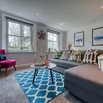 Period-Style 2-Bed Apt, Sleeps 6, Ample Free Parking, Close To Centre