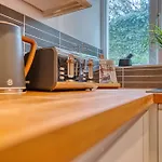 Period-Style 2-Bed Apt, Sleeps 6, Ample Free Parking, Close To Centre