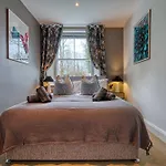 Period-Style 2-Bed Apt, Sleeps 6, Ample Free Parking, Close To Centre
