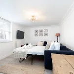 Beautiful 2-Bed 2 Bath Regency Flat With Parking