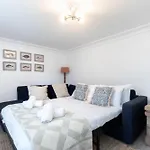 Beautiful 2-Bed 2 Bath Regency Flat With Parking