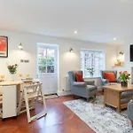 Charming Two Bedroom Apartment In Fairview