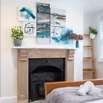 Charming Two Bedroom Apartment In Fairview