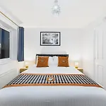 New Prestbury Place By Signature Stays - 5 Bedroom House Near Cheltenham Racecourse