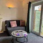 Comfortable Home Away From Home, Spacious 2 Bedroom Town House,Self Catering, Free Parking, Walking Distance To Cheltenham Town Centre