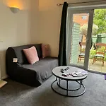 Comfortable Home Away From Home, Spacious 2 Bedroom Town House,Self Catering, Free Parking, Walking Distance To Cheltenham Town Centre
