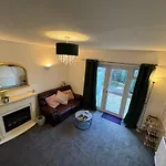 Comfortable Home Away From Home, Spacious 2 Bedroom Town House,Self Catering, Free Parking, Walking Distance To Cheltenham Town Centre