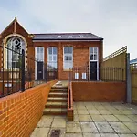 Luxury Town Centre Stay 2-Bed Chapel Conversion With Private Parking